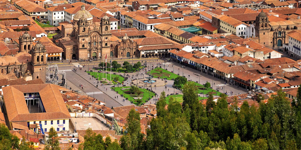 Plaza de Armas (Best for Nightlife and Attractions)